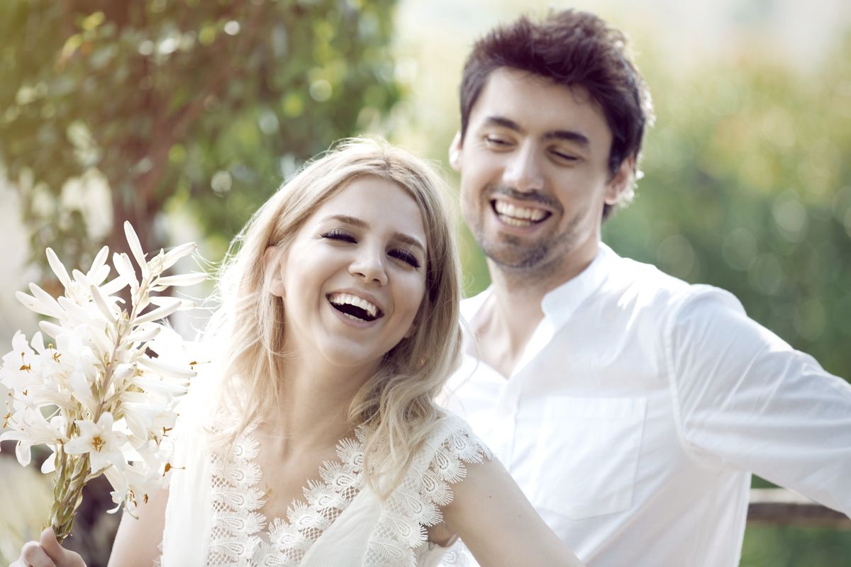 Kahkaha atan gelin ve damat