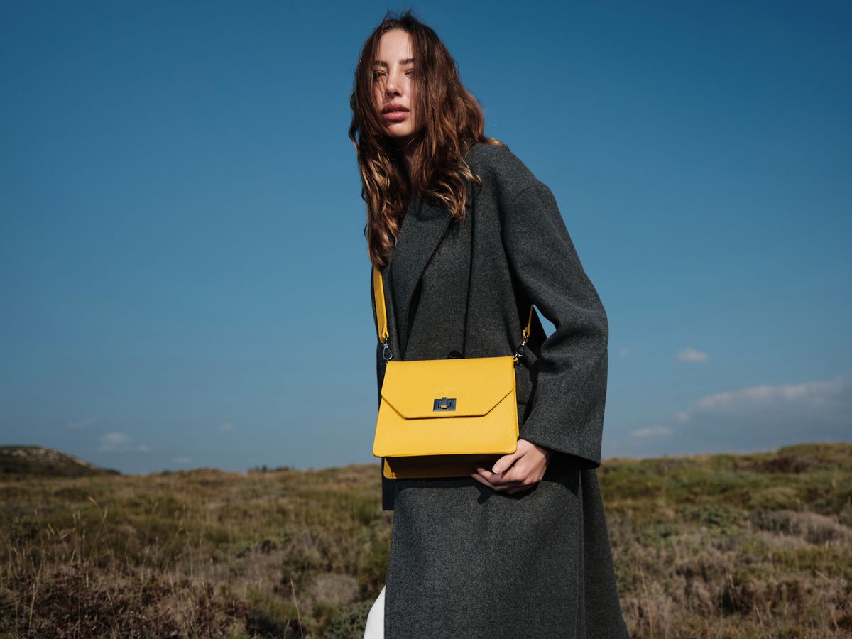Sarı çantalı model, açık havada moda çekimi